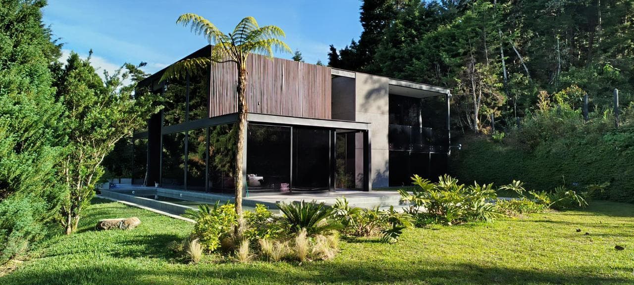 Villa Kawa — Refugio Moderno junto a una Cascada Natural